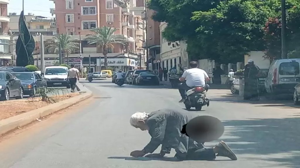 صورة قاسية متداولة من طرابلس لمسن يعبر الشارع زاحفاً على ركبتيه ويديه!