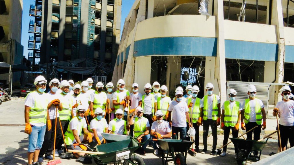 كمساهمة رمزية ومعنوية تعبيراً عن التعاطف والتضامن...طلاب يمنيون شاركوا بحملة رفع الانقاض في احياء بيروت