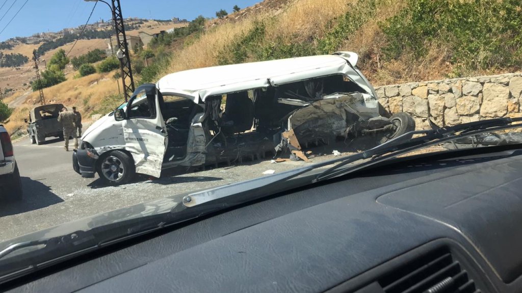 إصابة 10 عسكريين وسائق في حادث السير المروع على طريق عام عيتا الفخار ينطا...نقلوا جميعاً  الى مستشفى الاطباء في بلدة المنارة للمعالجة
