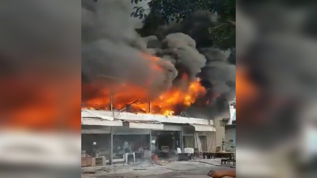 بالفيديو/ حريق في كاليري في منطقة الأوزاعي والتحكم المروري يدعو لسلوك طريق خلدة - أنفاق المطار 