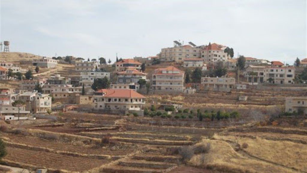 الجيش: أثناء ملاحقة شخصين كانا يحاولان التسلل خلسة إلى الأراضي اللبنانية في خراج بلدة ينطا أقدم أحدهما على إلقاء قنبلة يدويّة ما ادّى إلى إصابة 4 عسكريين وتم توقيف أحدهما وضبطت بحوزته 4 صناديق ذخيرة 