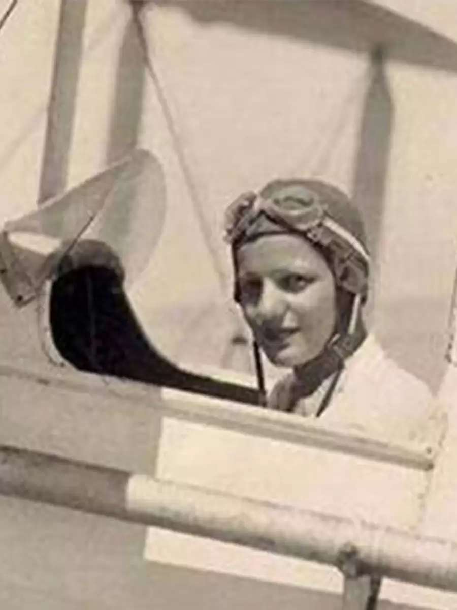 أول امرأة عربية تقود طائرة: كابتن طيار لطفية النادي
