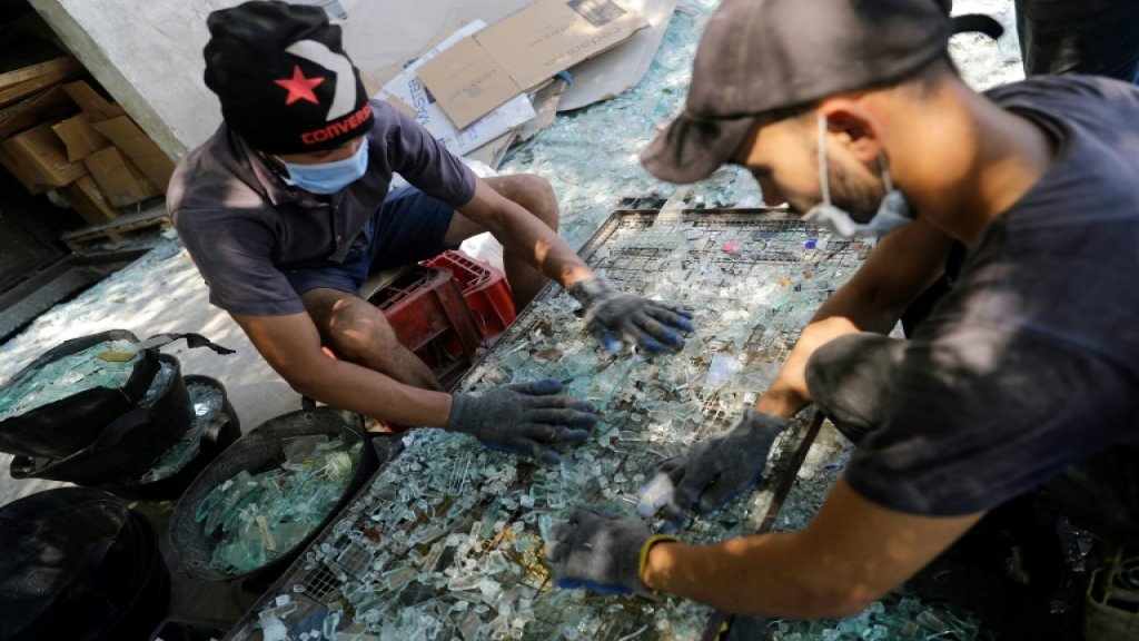 حوّلوها إلى أباريق وأوعية... مبادرة لإعادة تدوير عشرات الأطنان من الزجاج المكسر جراء إنفجار بيروت