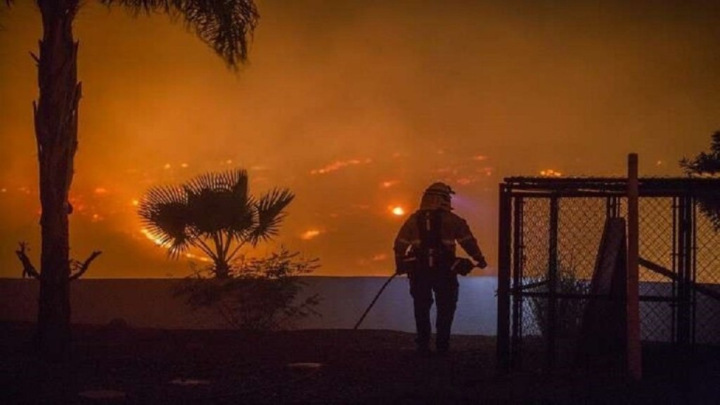 حرائق الغابات قي كاليفورنيا تجبر السلطات على إجلاء 200 شخص جواً!