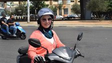 بالفيديو/ "رنا" إبنة الـ29 عاماً حولت دراجتها النارية إلى تاكسي لنقل النساء داخل بيروت بعدما فقدت عملها بسبب الوضع الاقتصادي المتردي