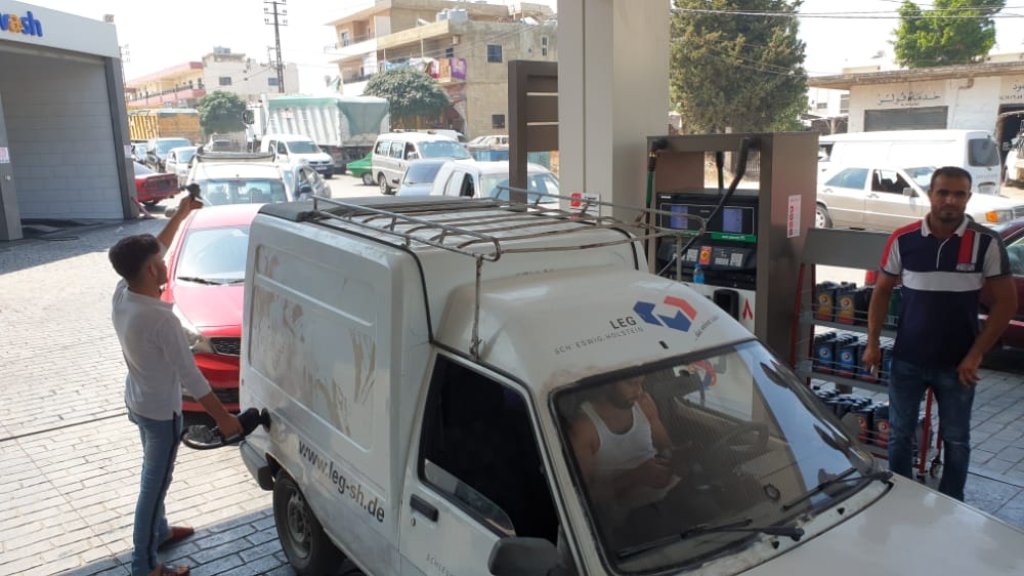 أزمة محروقات في عكار مع اقدام عدد كبير من المحطات في المحافظة على تقنين تعبئة مادة البنزين لزبائنها بمعدل 20 الف ليرة فقط لكل سيارة