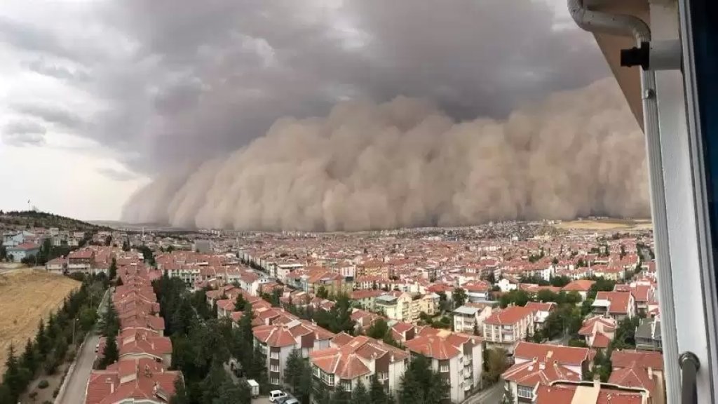 بالفيديو والصور/ عاصفة رملية مروعة تضرب العاصمة التركية أنقرة!