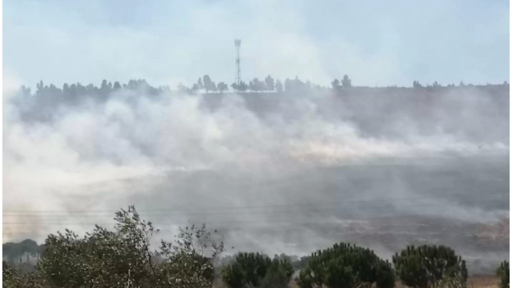 حريق كبير في إبل السقي ويعمل عناصر الدفاع المدني على إخماده بمساعدة الأهالي
