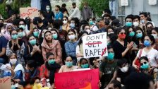 جريمة إغتصاب جماعيّ لأمّ مسافرة مع طفليها تشعل الاحتجاجات في شوارع باكستان بعدما ألقت الشرطة اللوم على الضحية &quot;عليها أن تسلك طريقا سريعا آخر وعدم السفر ليلا&quot;!