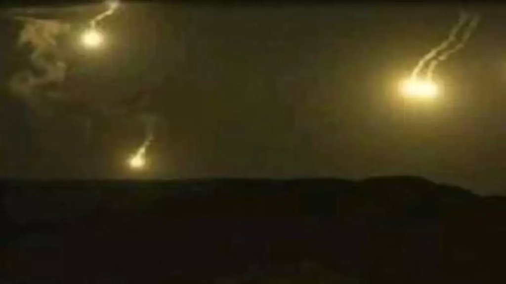 جيش الاحتلال الاسرائيلي أطلق فجراً 6 قنابل مضيئة فوق الحدود في محلة وادي هونين قضاء مرجعيون