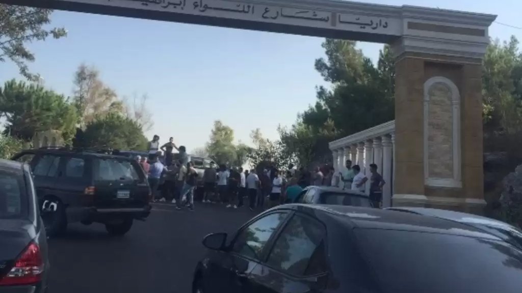 محتجون قطعوا طريق عام داريا احتجاجا على توقيف عدد من الشبان لاطلاقهم النار في الهواء خلال احد الاعراس