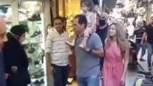 بالفيديو/ النائب المستقيل سامي الجميل يجول في أسواق طرابلس القديمة برفقة زوجته وابنته