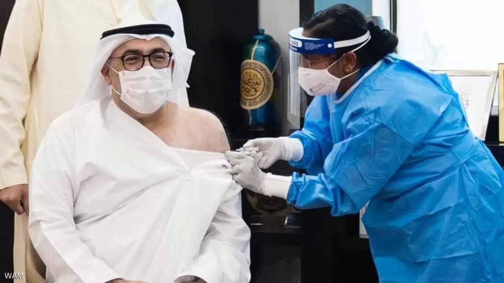وزير الصحة الإماراتي يتلقى الجرعة الأولى من لقاح كورونا ضمن خطة لتقديم اللقاح لفئات محددة من خط الدفاع الأول