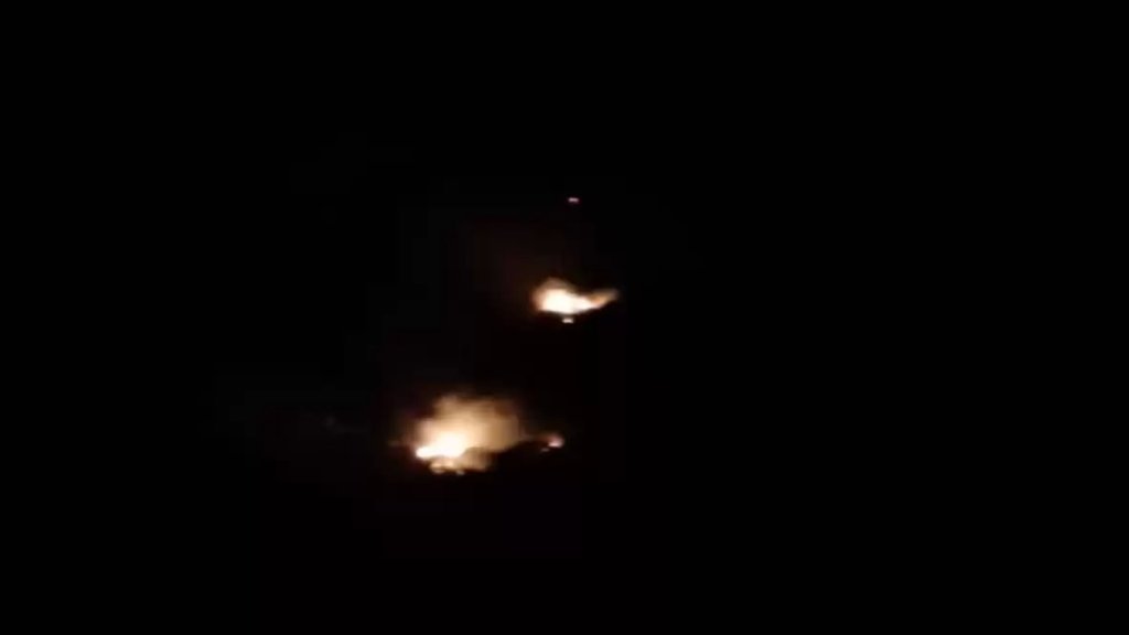 جيش الاحتلال الاسرائيلي يلقي قنابل مضيئة فوق ميس الجبل - كروم الشراقي تسببت باندلاع حريق