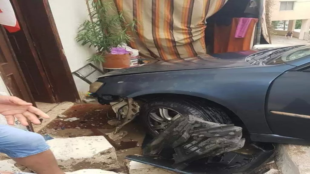 جريحة بإصطدام سيارتها بحائط منزلها في أدونيس كسروان