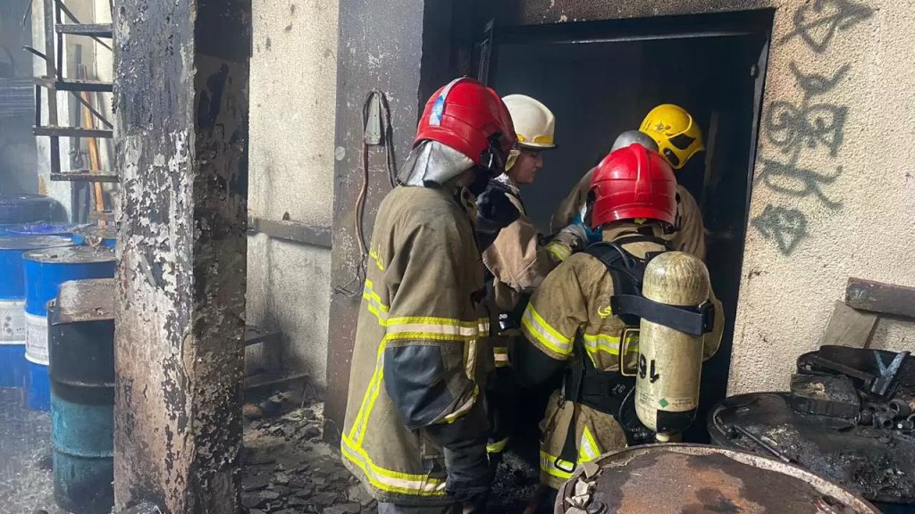 بالصور/ الدفاع المدني تمكن من اخماد الحريق داخل مستودع لتخزين المواد النفطية ومشتقاتها في الاوزاعي ونقل ثلاثة مصابين الى مستشفيات المنطقة