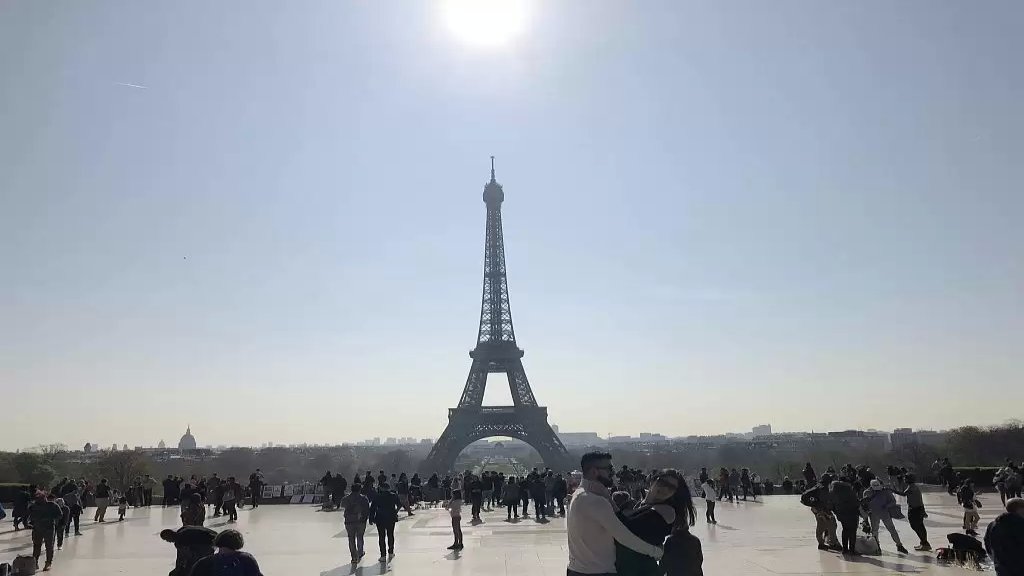 &quot;رويترز&quot;: مصدر أمني فرنسي يقول إنه تم إخلاء برج إيفل في باريس ولا تأكيد ما إذا كان الإخلاء قد جاء بعد تهديد بوجود قنبلة