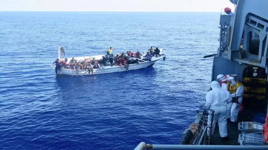 العثور على جثة متحللة مجهولة الهوية عائمة على سطح الماء قبالة جزر الميناء يرجح ان تكون عائدة لاحد مفقودي عبارة الموت