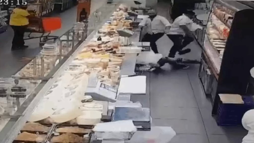بالفيديو/ إشكالٍ بين عاملين في أحد المحال التجارية في بيروت.. احدهم قام بالهجوم على آخرين بأدوات حادة تُستخدم لتقطيع اللحم!