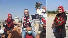 بالصور/ انتظرت خطيبها الأسير 18 عاماً واليوم كانت أول مستقبليه بالورود بعد الإفراج عنه من السجون "الاسرائيلية"!