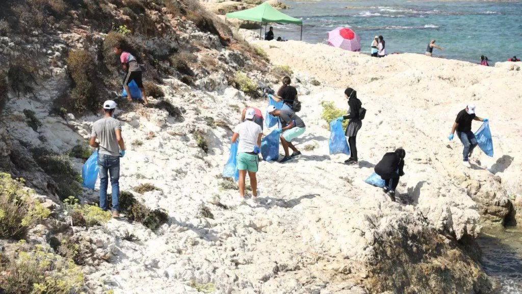 بهمة شبابية وجهود جبارة...حملة نظمتها بلدية الناقورة لتنظيف الشاطئ الممتد على طول الخط البحري للبلدة بالتعاون مع المجلس الشبابي والدفاع المدني الللبناني والجمعيات الكشفية