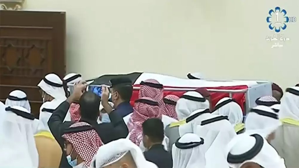 بعد الصلاة على جثمانه...بدء مراسم تشييع أمير الكويت الراحل صباح الأحمد الصباح إلى مثواه الأخير