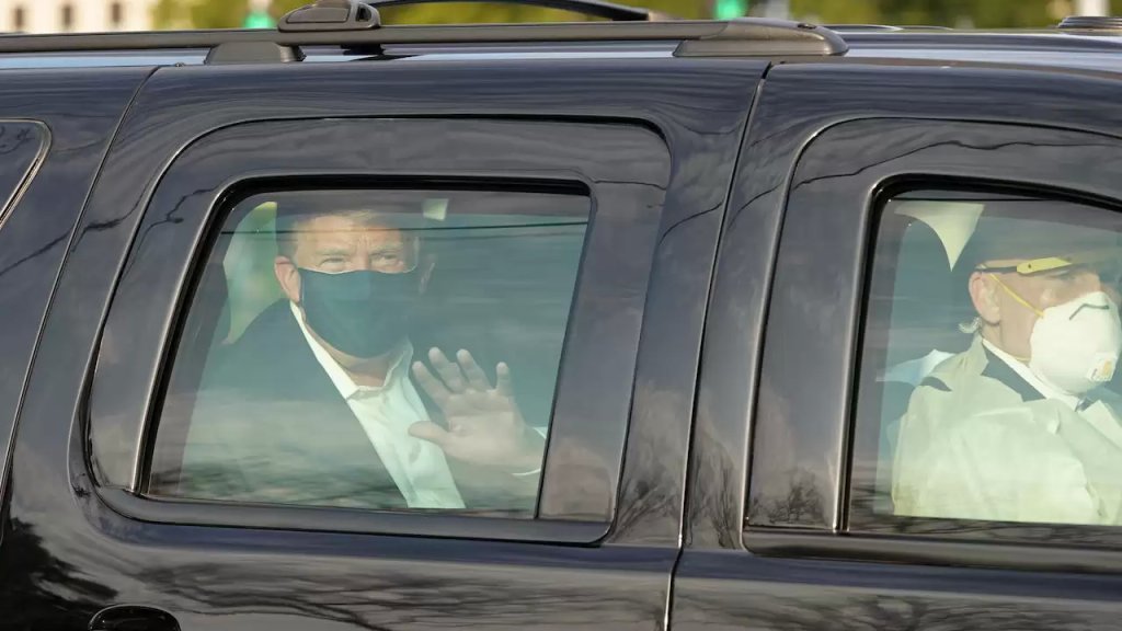 ترامب غادر المستشفى لإلقاء التحية على أنصاره من داخل السيارة ثم عاد لمتابعة العلاج