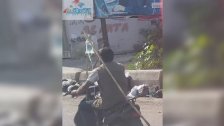 صورة مؤلمة من المنية-طرابلس.. اب يحمل طفله المريض على الدراجة النارية معلقاً &quot;مصله&quot; على عصا!