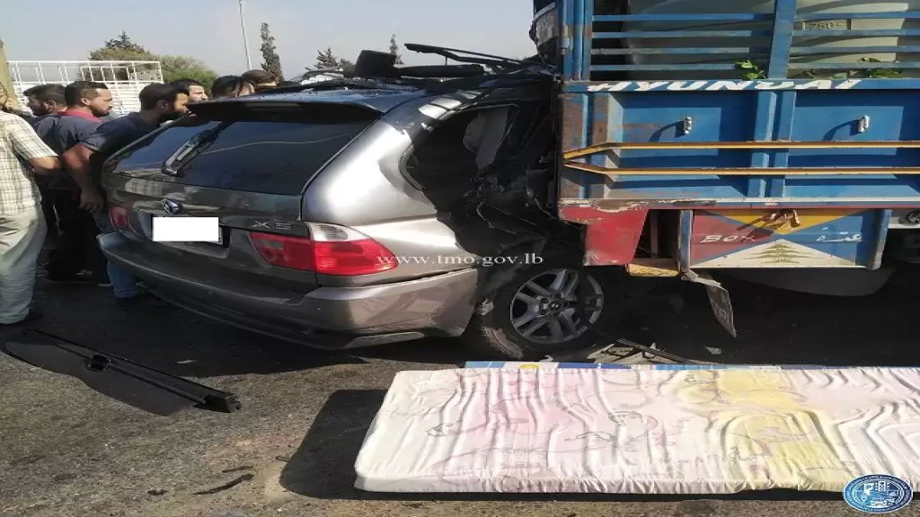 بالصور/ قتيلان وجريح بحادث سير مروع بين بيك اب وسيارة على اوتوستراد الميناء- طرابلس