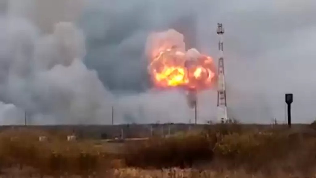 بالفيديو/ سلسلة انفجارات قوية داخل قاعدة عسكرية في روسيا نتيجة لاندلاع حريق في مستودع ذخيرة