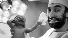 بالصورة/ مولود جديد ينزع الكمامة عن وجه الطبيب متمسكاً بالحياة.. والأخير: &quot;كل ولادة قصة ومشاعر تعاش للمرة الأولى&quot;