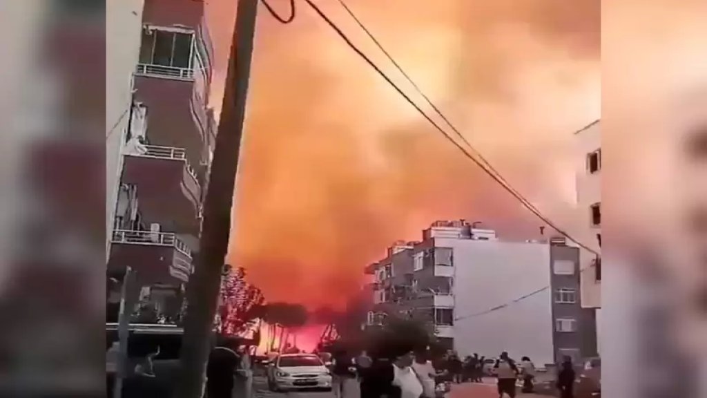 بالفيديو/ موجة الحرائق تشتد في ولاية هاتاي التركية وذعر السكان بينما تقترب حرائق الغابات من المناطق السكنية
