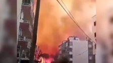 بالفيديو/ موجة الحرائق تشتد في ولاية هاتاي التركية وذعر السكان بينما تقترب حرائق الغابات من المناطق السكنية