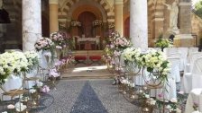 بالصورة/ رغم دمارها جراء انفجار بيروت...عروسان أصرّا على إقامة الزفاف في كنيسة مار مارون في الجميزة