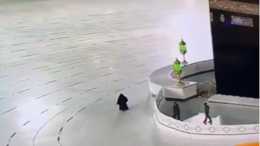 بالفيديو/ إمرأة تطوف حول الكعبة بمفردها في مشهد نادر الحدوث.. لا يوجد سوى رجال الأمن