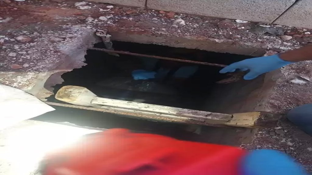 إنتشال أشلاء جثة السيدة السورية من داخل حفرة الصرف الصحي في ماسا وتبين أنها مقطعة وموضوعة داخل 4 أكياس (الوكالة الوطنية للإعلام)