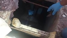 إنتشال أشلاء جثة السيدة السورية من داخل حفرة الصرف الصحي في ماسا وتبين أنها مقطعة وموضوعة داخل 4 أكياس (الوكالة الوطنية للإعلام)