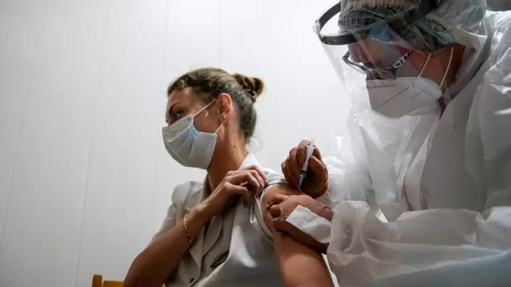 وزير الصحة الروسي يعلن الاستعداد للبدء بعمليات التطعيم الشاملة ضد فيروس كورونا مع دخول موسم أمراض الشتاء