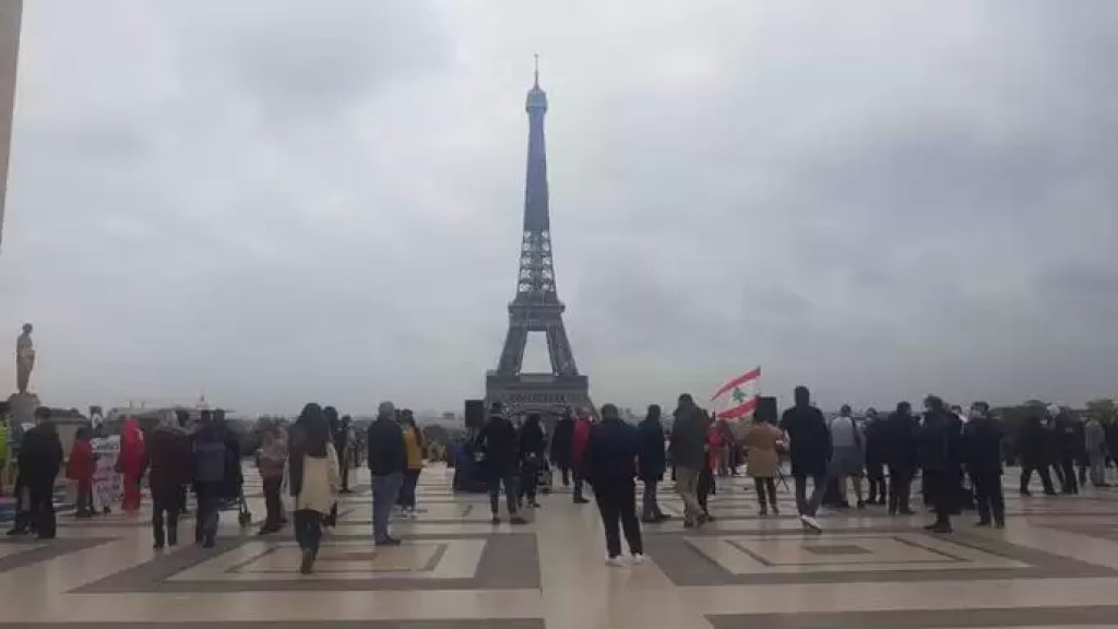 تجمع للبنانيين قرب برج إيفل في باريس في ذكرى 17 تشرين