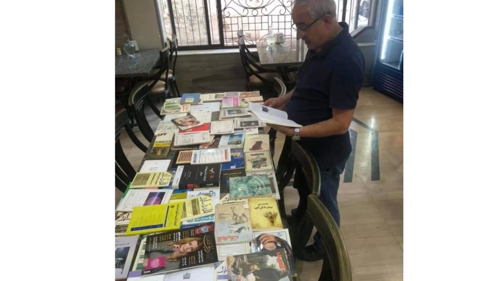 في مبادرة قيّمة...مدرس الألسنيّة (علم اللغة الحديث) يملك مطعماً في طرابلس ويوزع الكتب مجاناً فيه: &quot;أصبح الأدب مأدبة على طاولته&quot;!