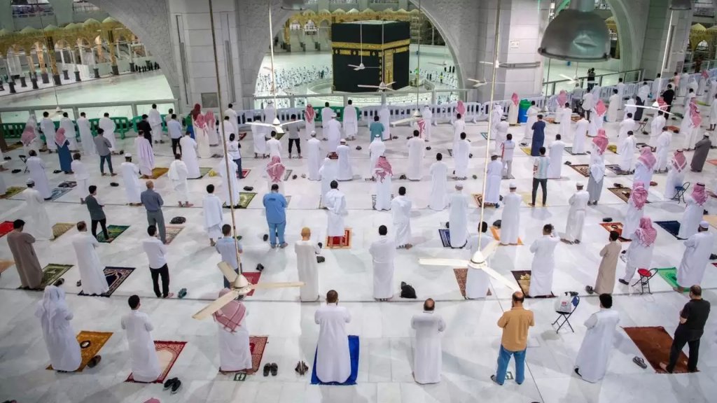 للمرة الاولى منذ 7 أشهر...السعودية تسمح بالصلاة في المسجد الحرام وزيارة قبر الرسول 