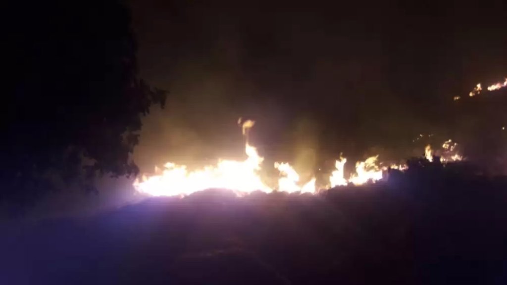 بالفيديو/ حريق كبير في أحراج الصنوبر والسنديان في تلة الخرايب -عيات العكارية والدفاع المدني يعمل على إخماده