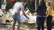 بالصورة/ بعد شهرين بالمستشفى.. "بوب" محارب سرطان يحقق رغبته برؤية الشمس والاستمتاع بالهواء النقي وهو على سرير المستشفى