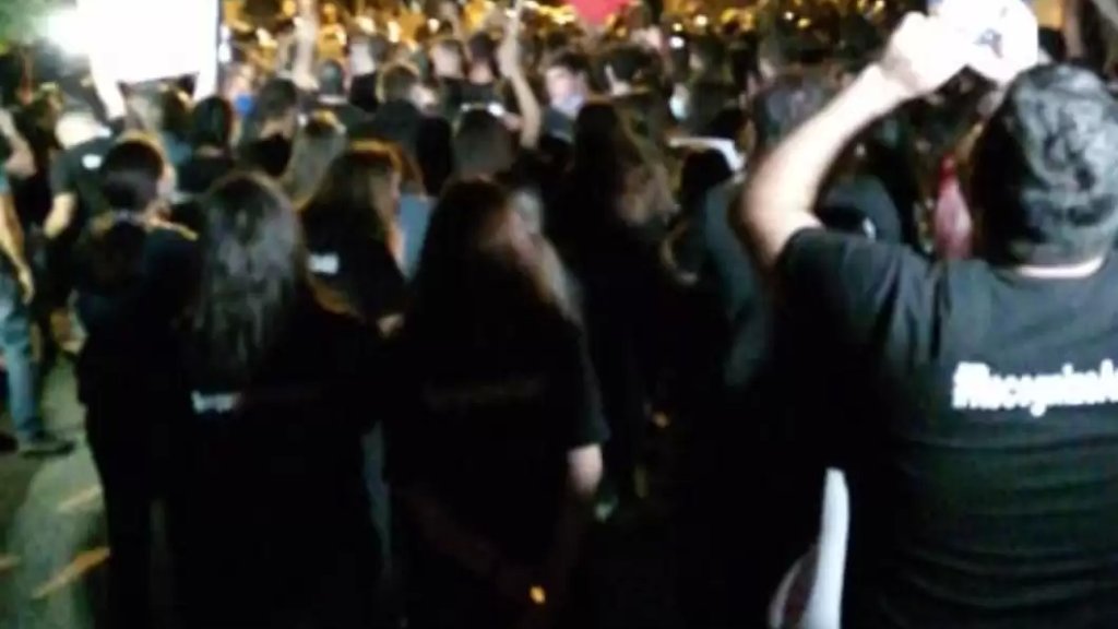 المتظاهرون أمام السفارة التركية رشقوا القوى الامنية المولجة حماية السفارة بالحجارة، واطلقوا المفرقعات النارية وحصل تدافع بين الجانبين 