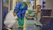 بسبب تصاعد إصابات كورونا... الأطباء المصابون بالفيروس في بلجيكا مطالبون بالاستمرار في العمل!