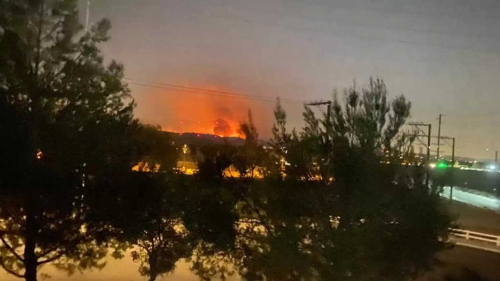 إجلاء 60 ألف شخص بسبب حريق غابات قرب لوس أنجليس