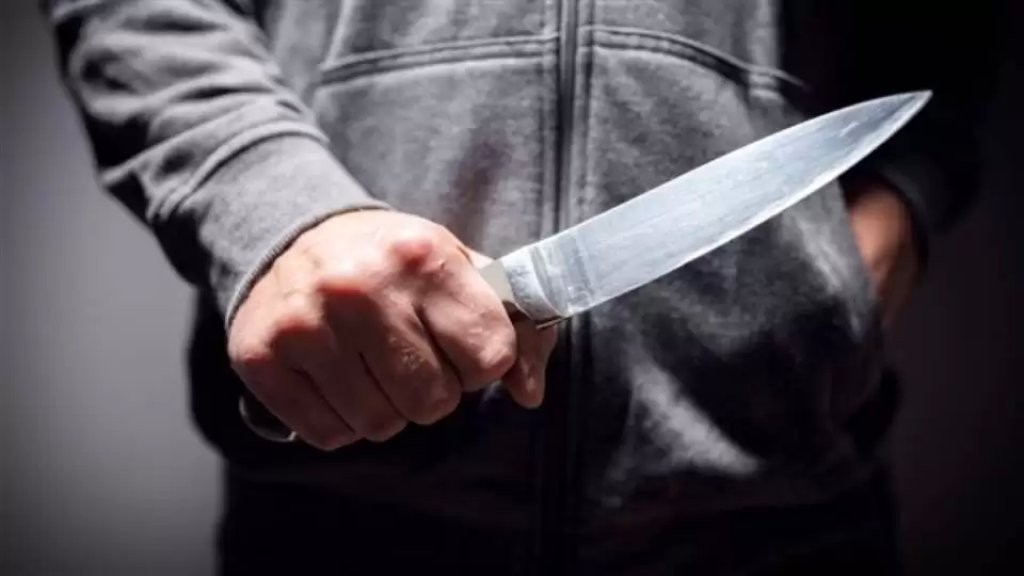 حادثة غريبة...موظف أمريكي طالب زبونتين بارتداء الكمامة فطعنتاه 27 مرة!