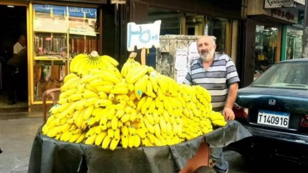 "محمد" بائع موز خمسيني يجر عربته مخبئاً كل تعب السنين ونصب الحياة: إلى متى "الشمشطة" وأنا في هذا العمر؟