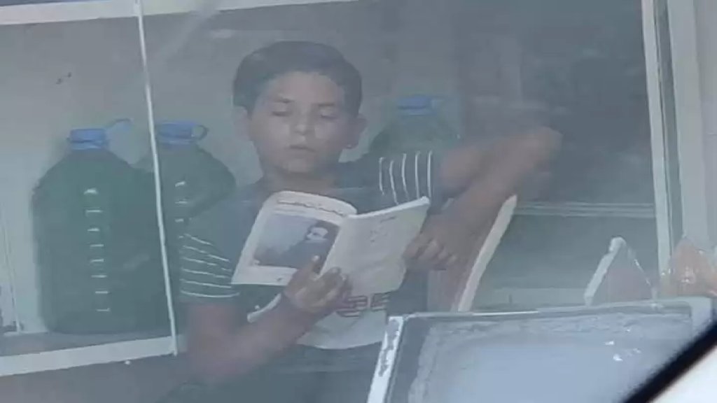 بالفيديو/ عن &quot;عبد الرحمن&quot; الطفل الذي ضجت مواقع التواصل بصورته وهو يقرأ &quot;الأجنحة المتكسرة&quot; خلال عمله بأحد المتاجر