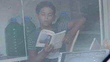 بالفيديو/ عن &quot;عبد الرحمن&quot; الطفل الذي ضجت مواقع التواصل بصورته وهو يقرأ &quot;الأجنحة المتكسرة&quot; خلال عمله بأحد المتاجر